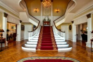 Grand escalier monumental d'hôtel de luxe 5 étoiles avec mobilier sur mesure et finitions haut de gamme